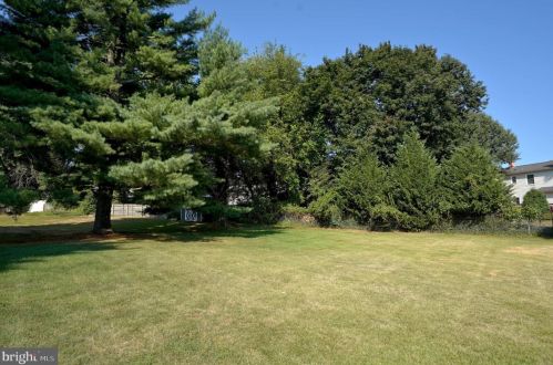 17 Stonicker Dr, Trenton NJ 08648-3215 exterior