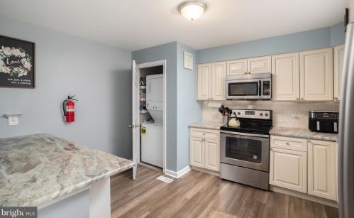 808 Mail Ave, West Deptford NJ  08096-6515 exterior