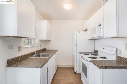 300 Warren Ave, San Leandro CA 94577-5063 exterior