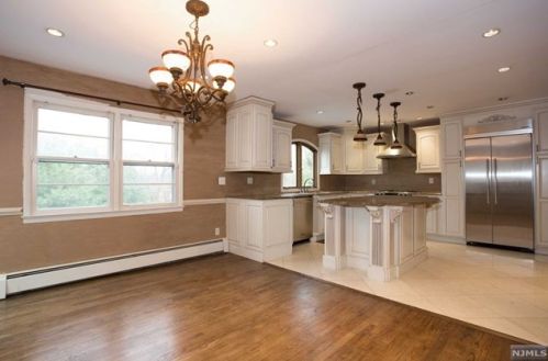 4 Palisade Ct, Cresskill NJ  07626-2260 exterior