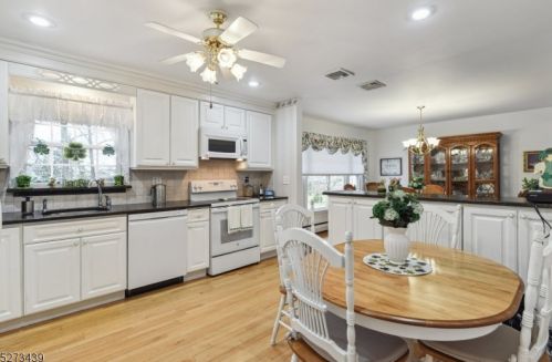 47 Ronald Dr, East Hanover NJ  07936-1420 exterior