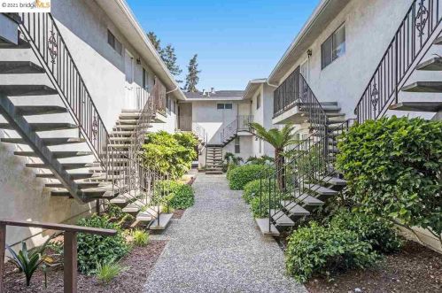 300 Warren Ave, San Leandro CA 94577-5063 exterior