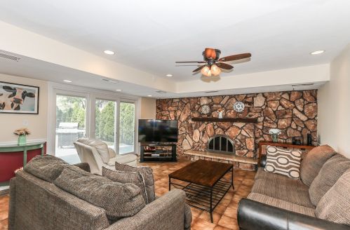 8738 Bruce Dr, Niles IL 60714-2344 exterior