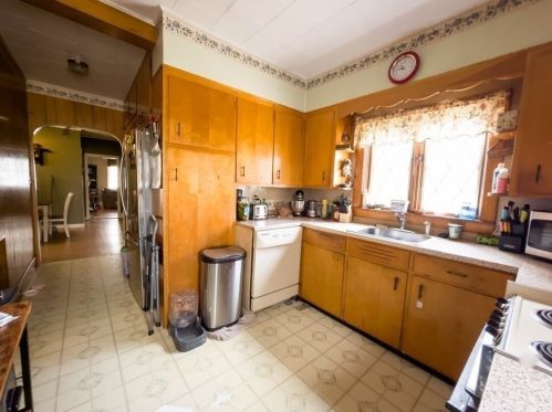 296 Hamlet St, Fall River MA 02724-3340 exterior