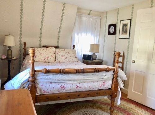 32 Old Farm Rd, Dedham MA 02026-4115 exterior