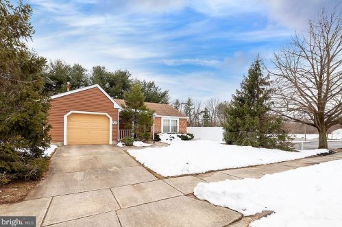 29 Knollwood Dr, West Deptford NJ 08096-6701 exterior