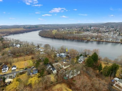 342 Main St, Groveland MA 01834-1346 exterior