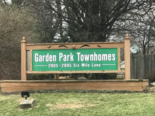 2913 Six Mile Ln, Louisville, KY 40220-3406