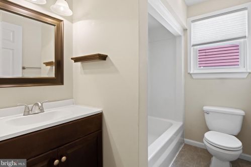 565 Salem Ave, West Deptford NJ 08096-3204 exterior