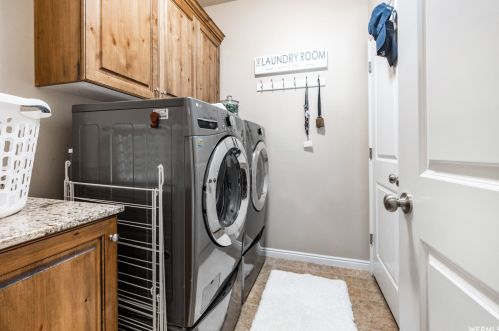 733 Clb Oaks Dr, Sandy UT 84070 exterior