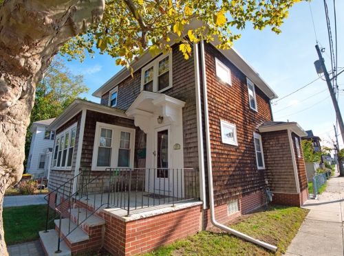 879 Pearce St, Fall River, MA 02720-5926