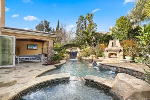 17 Buellton, Irvine CA 92602-2032 exterior