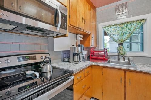 138 Oliver St, Fall River MA 02724-2918 exterior