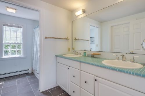 75 Main St, Chatham MA 02633-2419 exterior