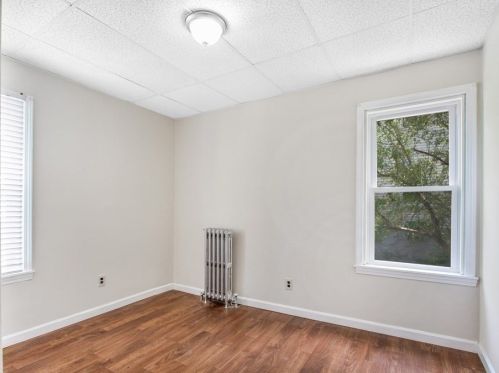 556 Bradford Ave, Fall River MA 02721-1017 exterior