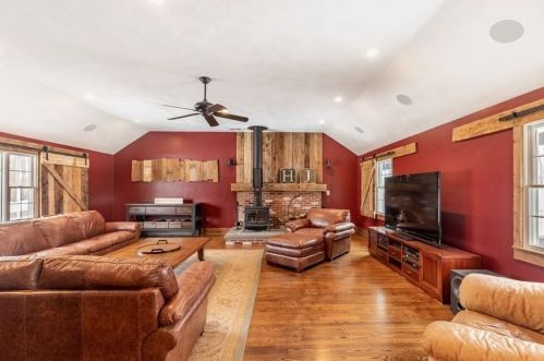 5 Juniper Rd, Lynnfield MA 01940-2416 exterior