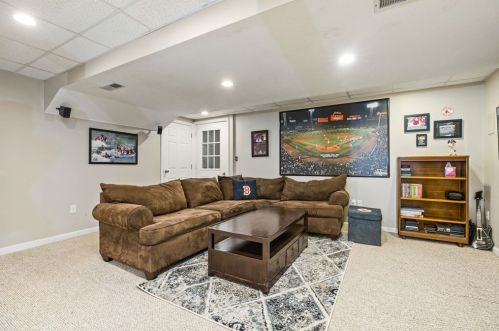 16 Franklin Rodgers Rd, Hingham MA 02043-2664 exterior