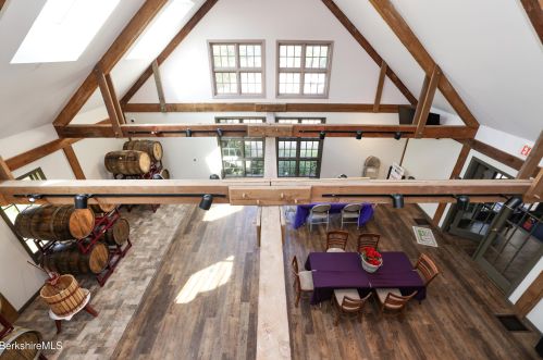 296 Main St, Sheffield MA 01257-9696 exterior