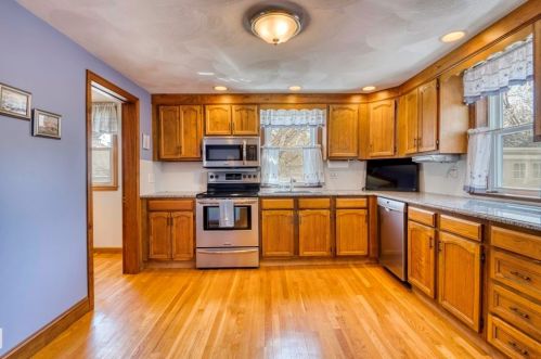 225 Bch St, Quincy MA 02170-2311 exterior