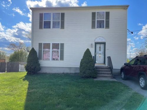 143 Guild St, Fall River, MA 02724-1803