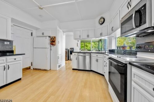 27 Ridgedale Ave, East Hanover NJ 07936-1804 exterior