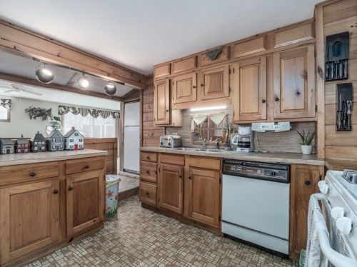 12 Candlewood St, Worcester MA 01602-2804 exterior