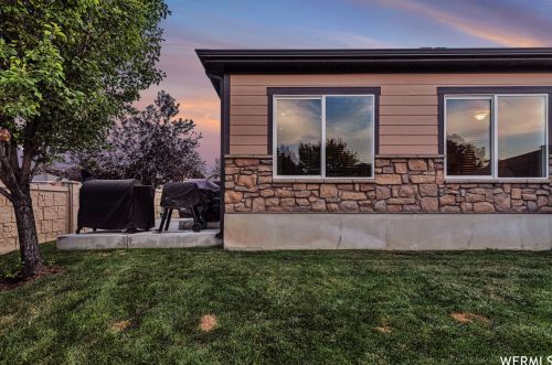 733 Clb Oaks Dr, Sandy UT 84070 exterior