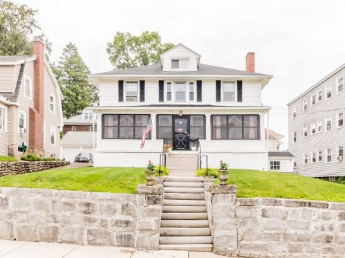 31 Dartmouth St, Lawrence, MA 01841-3249