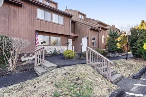 217 Falcon Ct, Poughkeepsie, NY 12603-3543