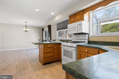 565 Salem Ave, West Deptford NJ 08096-3204 exterior