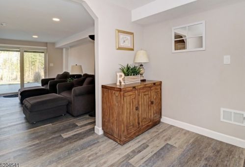 16 Eberhardt Rd, East Hanover, NJ 07936-3052