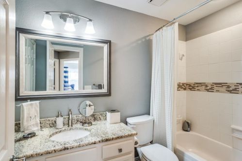 4027 Azure Ln, Addison TX 75001-3105 exterior