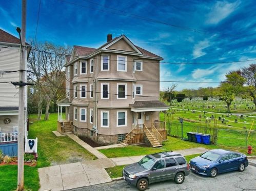 11 Garden St, Fall River, MA 02720-5836