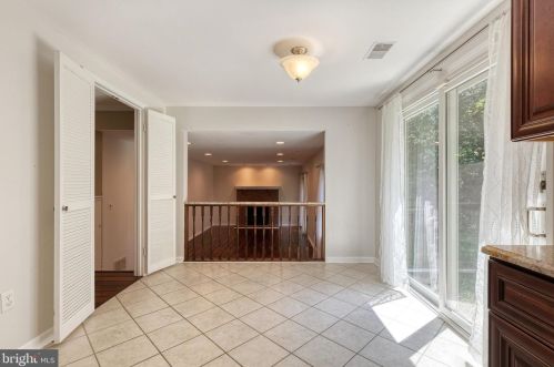 6645 Windsor Ct, Columbia MD 21044-4147 exterior