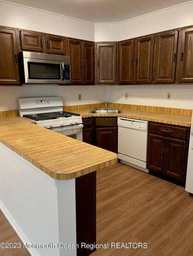 37 Honeysuckle Ln, Tinton Falls, NJ 07701-6739