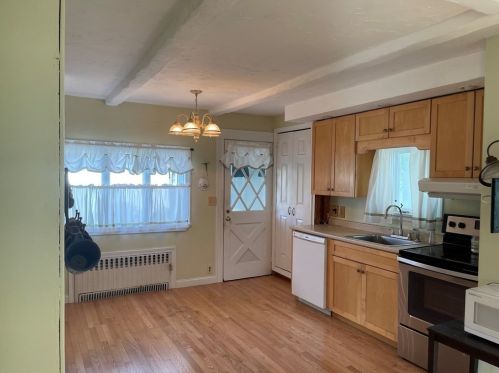 24 Hampden Ave, Burlington MA  01803-4325 exterior