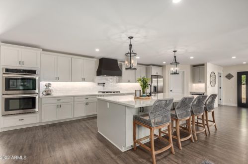 4022 Becker Ln, Phoenix, AZ 85028-3530