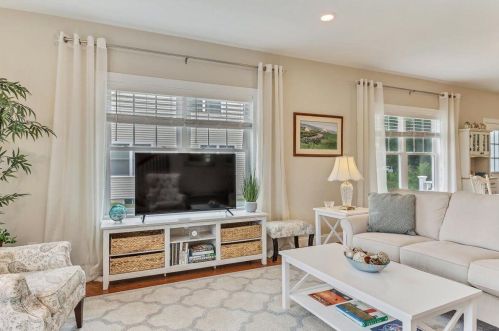 637 Gifford St, Falmouth MA  02540-2947 exterior